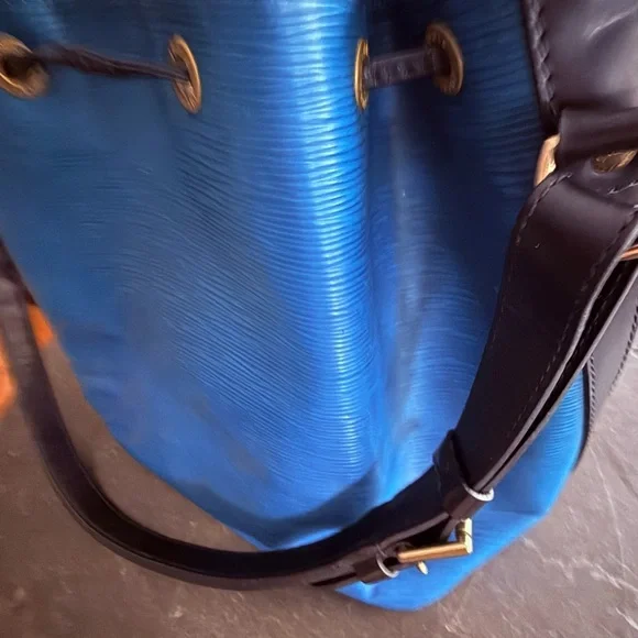 SUNDAY PRICE DROP! Louis Vuitton Blue Epi Leather Drawstring Hobo Bag - Picture 4 of 12
